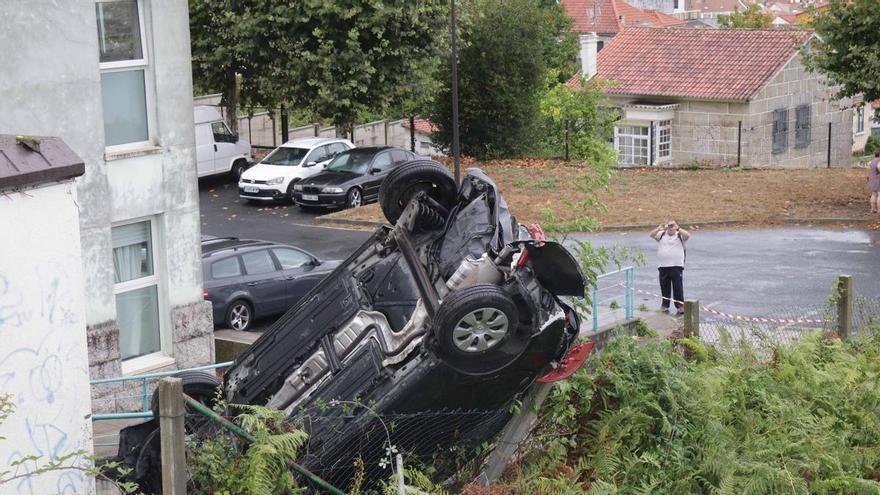 Ileso tras precipitarse con su vehículo por un terraplén de 2,5 metros en A Choupana, en Cangas