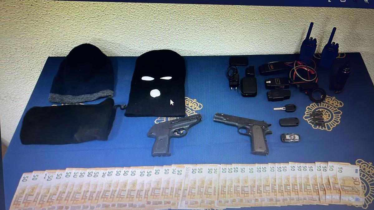 Armas, pasamontañas y parte del botín incautado por la Policía Nacional.