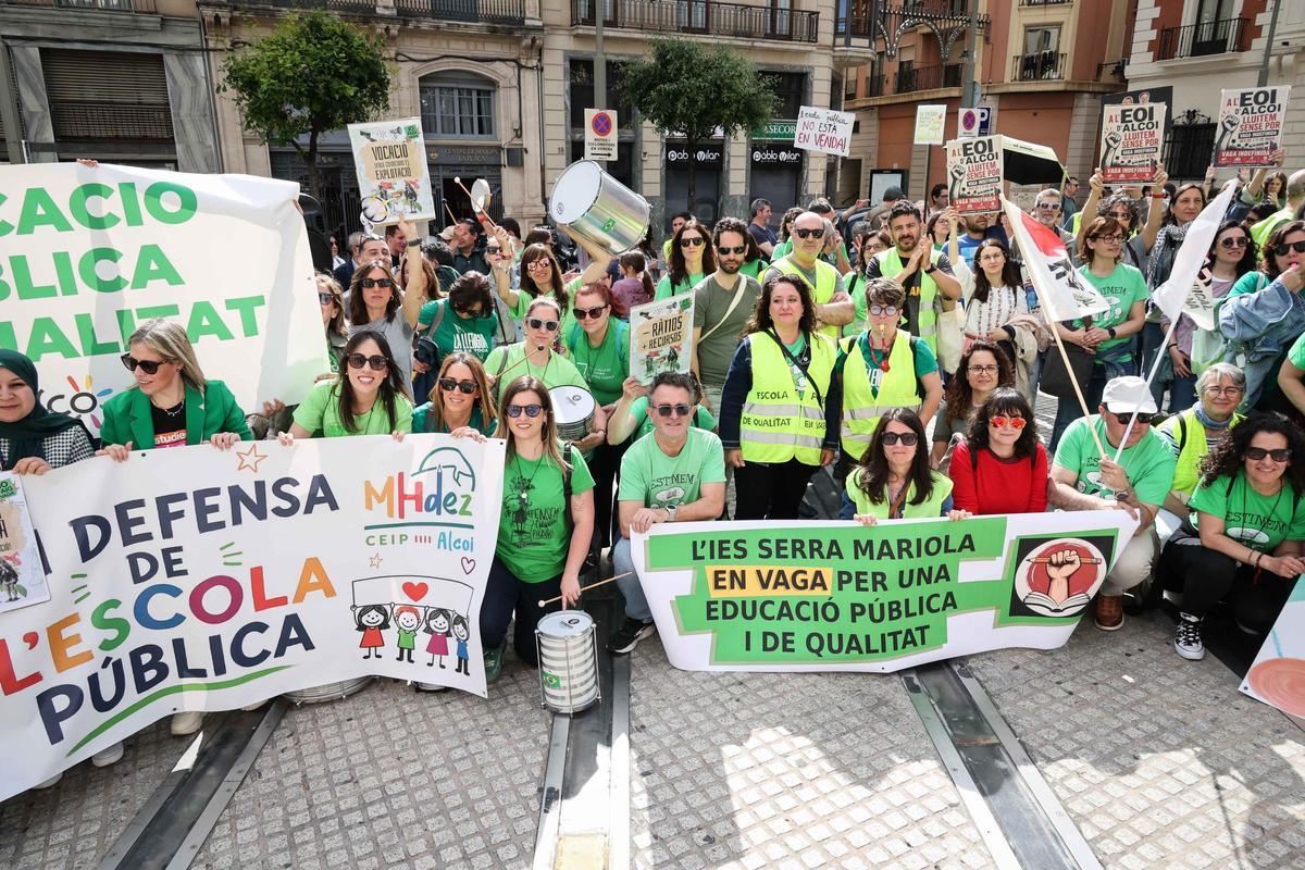Imágenes de la concentración en Alcoy de la huelga educativa