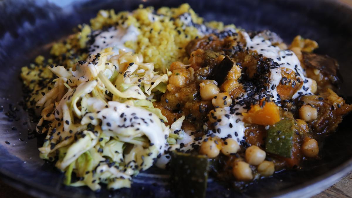 Quinoa mit marrokanisch gewürztem Gemüse, Weißkohlsalat und Koriandersauce.