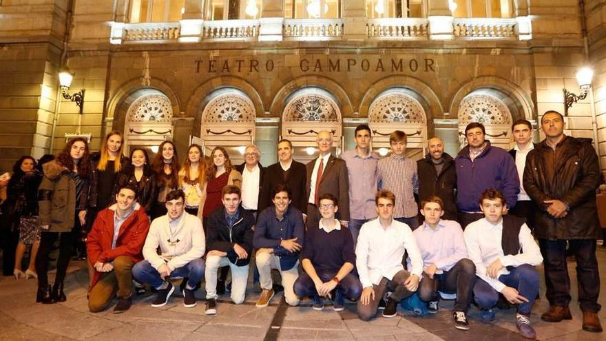 Los participantes en el programa &quot;Paideia&quot;, ayer, con representantes del Principado y de Ópera de Oviedo.