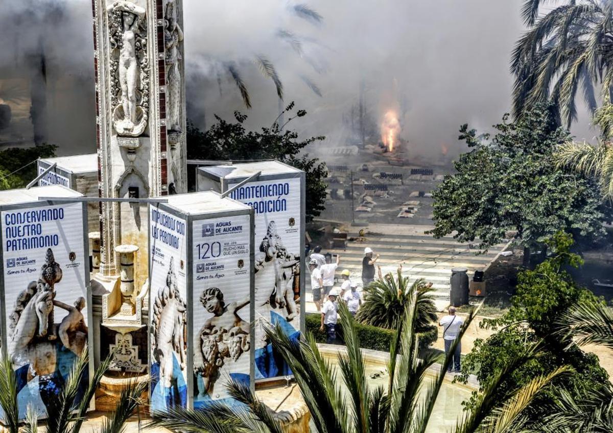 Hogueras Alicante 2019: Mascletà del 24 de junio Hogueras Alicante 2019: Mascletà del 24 de junio