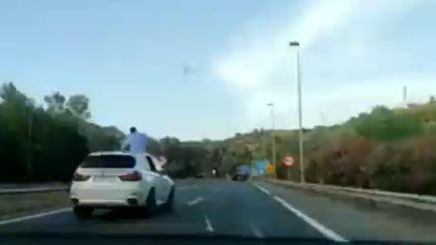 Saca el cuerpo por fuera del coche mientras circula a gran velocidad por Marbella.