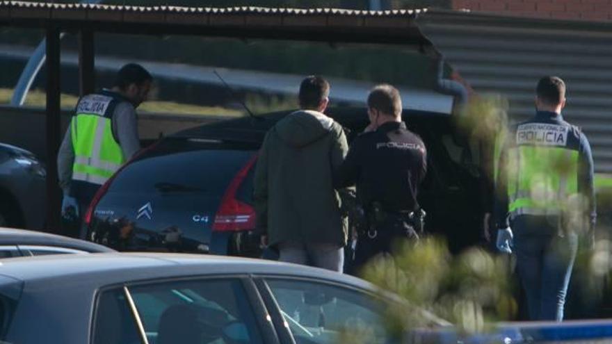 Los agentes inspeccionando en Alicante el vehículo donde se halló el cadáver durante el pasado mes de febrero.