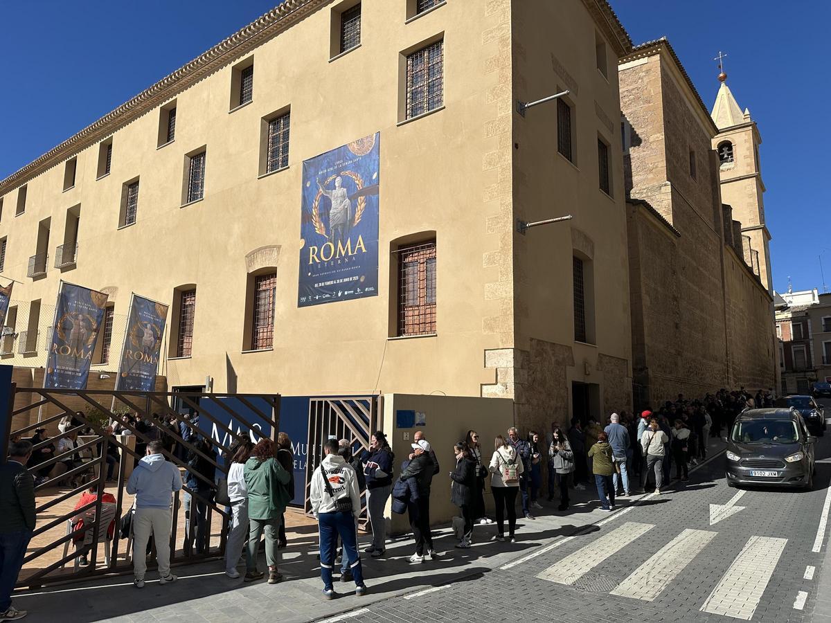 Imagen de archivo de la cola para comprar entradas en el Museo Azul de la Semana Santa.