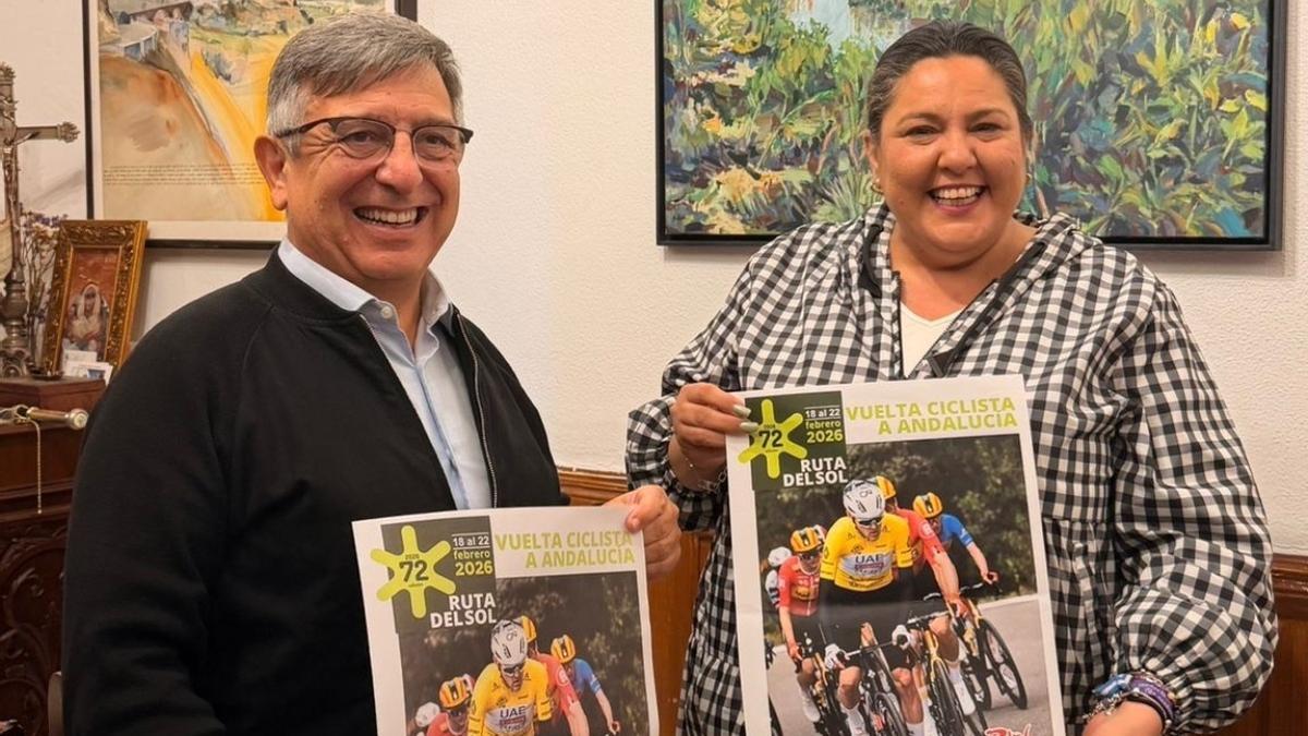 El director general de la Vuelta a Andalucía, Joaquín Cuevas, junto a la alcaldesa de Montoro, María Dolores Amo.