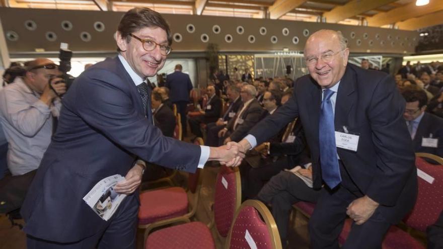 Carlos Egea, presidente de BMN (d), saluda al presidente de Bankia.