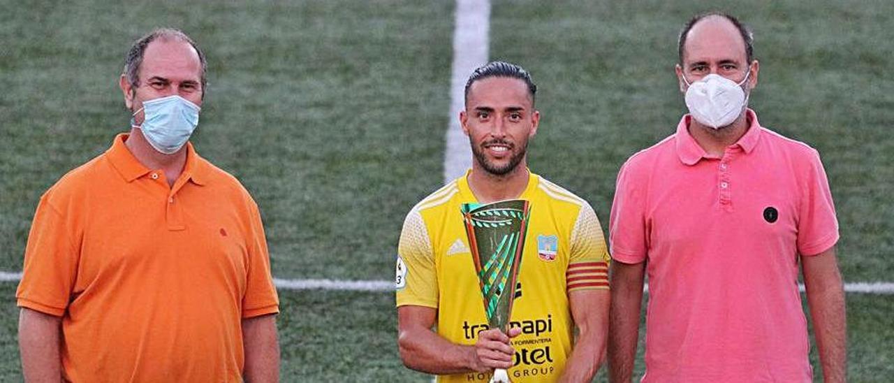 Agus Ojeda, del Formentera, con la copa de campeón.  | SDF