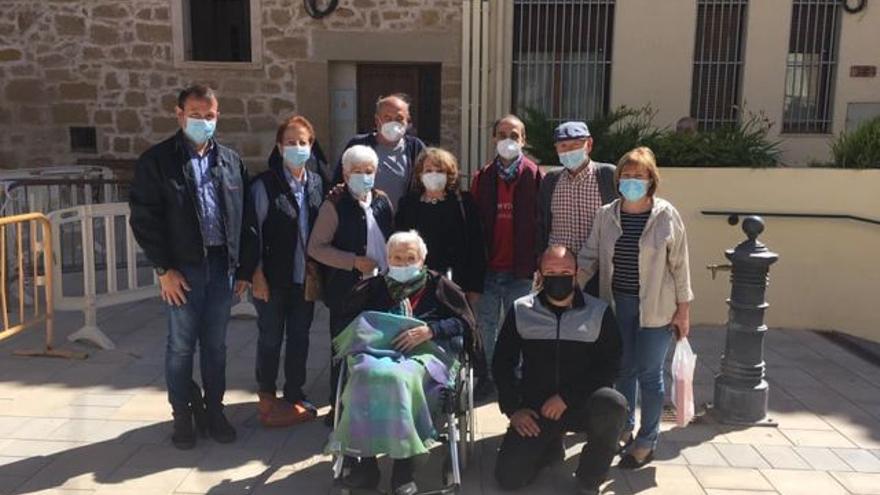 Rosa, rodeada de sus familiares, apodados los Taberneros, el día de su aniversario.