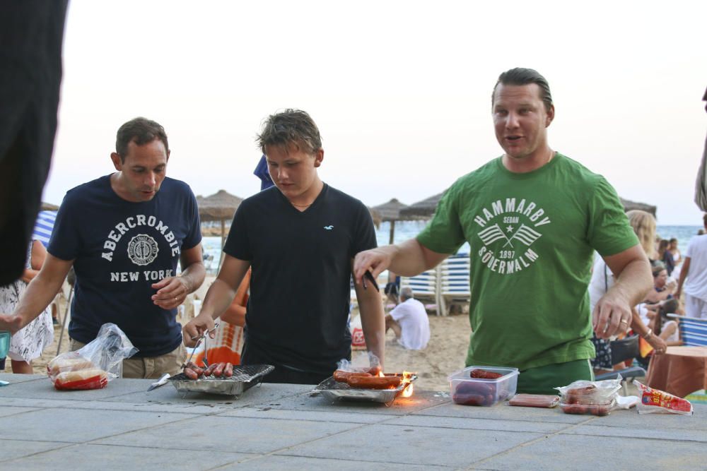 Noche de hogueras, baños, en las playas de la Vega Baja. En las imágenes grupos de amigos y familias en la playa del Cura de Torrevieja