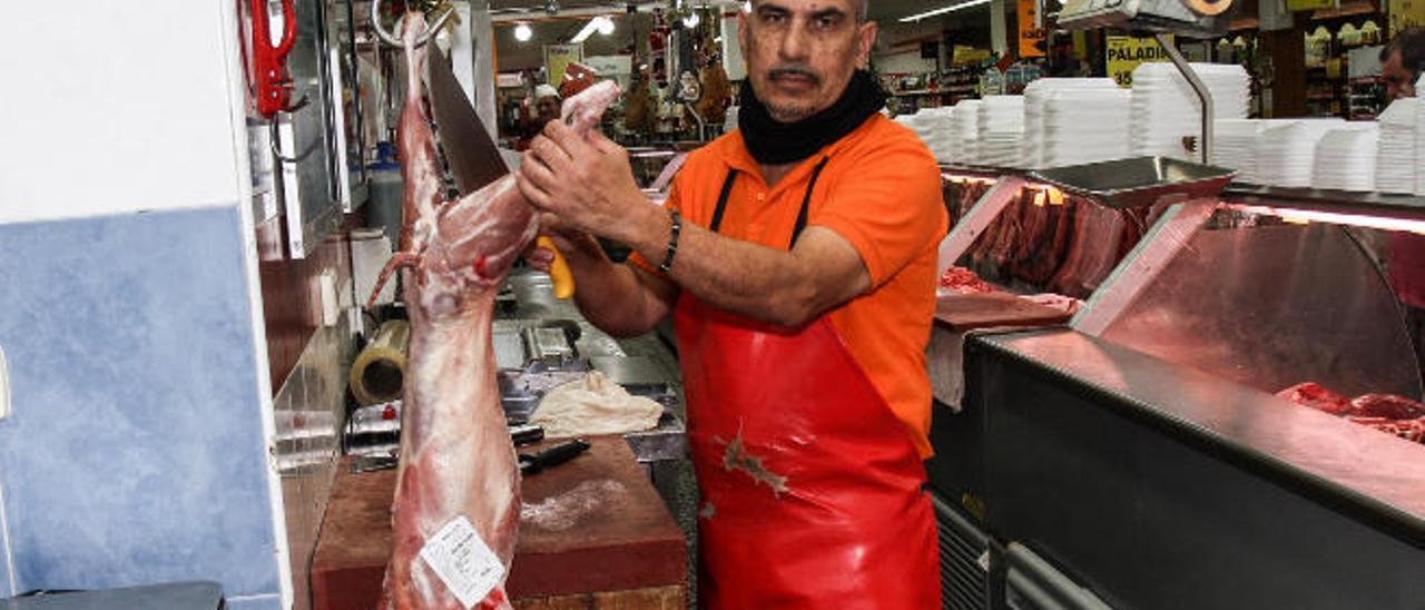 El carnicero Juan Pérez, de Supermercados Rita, en el momento de despiezar un cabrito majorero, ayer.