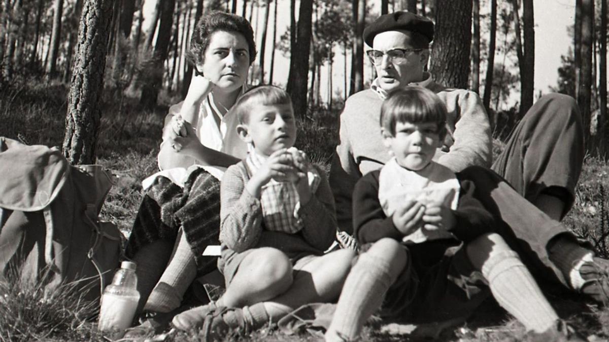 Con su marido, Antón, y dos de sus hijos.  