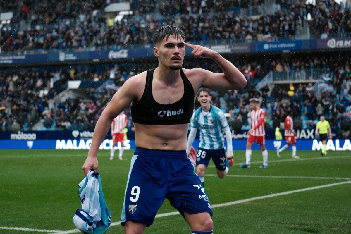 Chupete marcó el gol de la victoria ante el Almería en La Rosaleda.