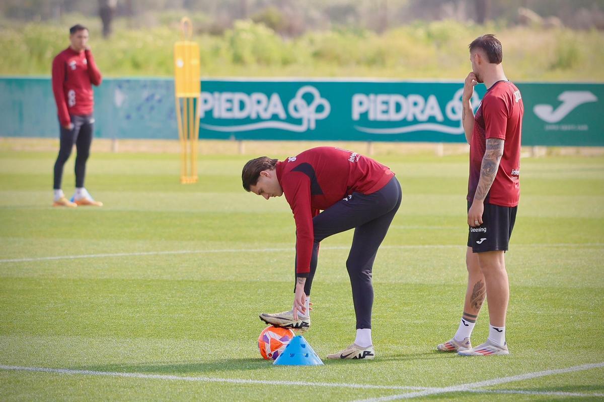 Álex Sala se ajusta la bota izquierda durante la sesión del Córdoba CF en la Ciudad Deportiva, este miércoles.