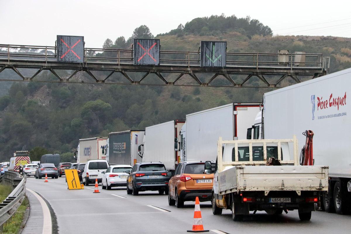 Retencions a l'AP-7 en sentit Martorell pel tall a l'autopista