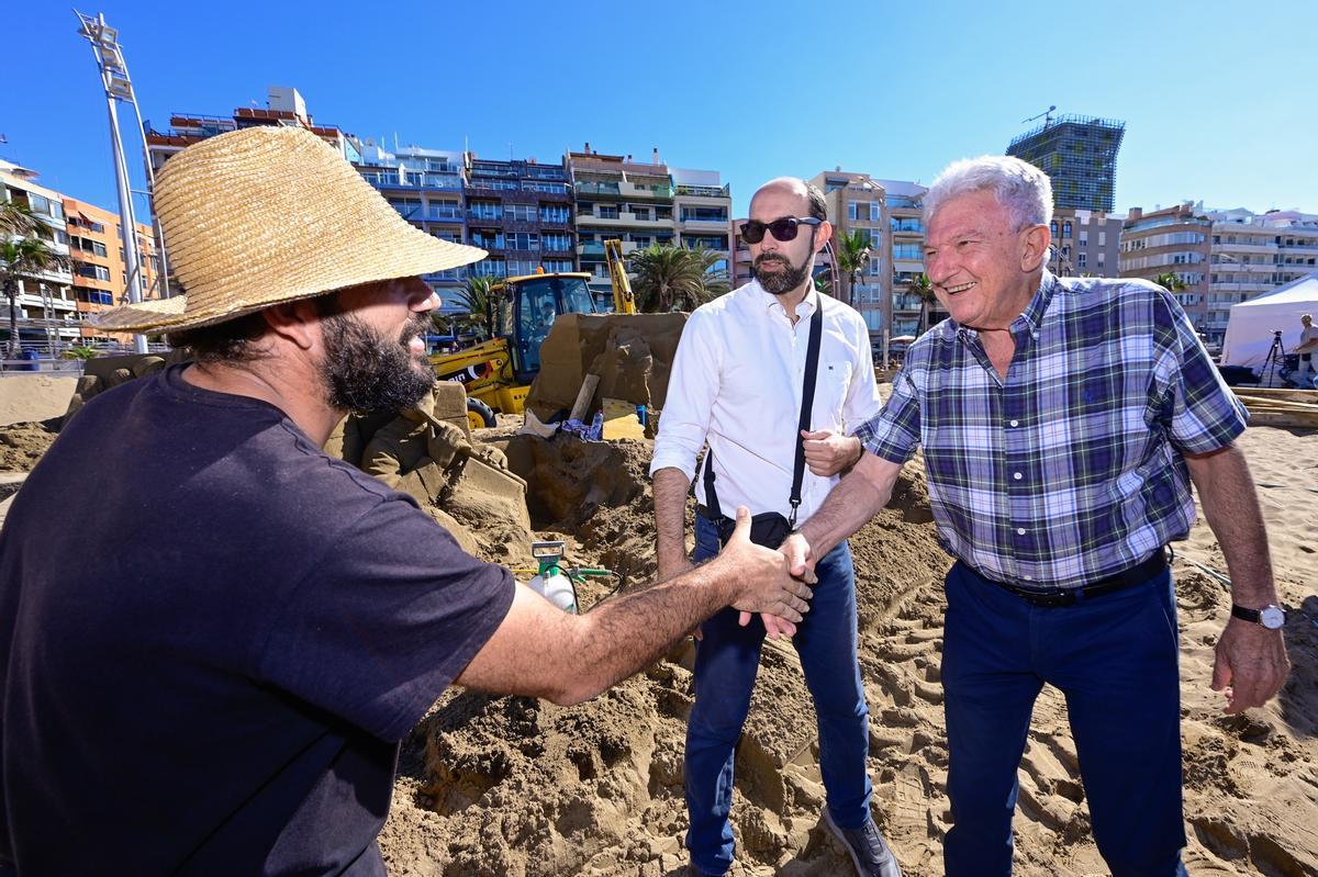 Pedro Quevedo saluda a uno de los escultores del Belén de Arena 2023