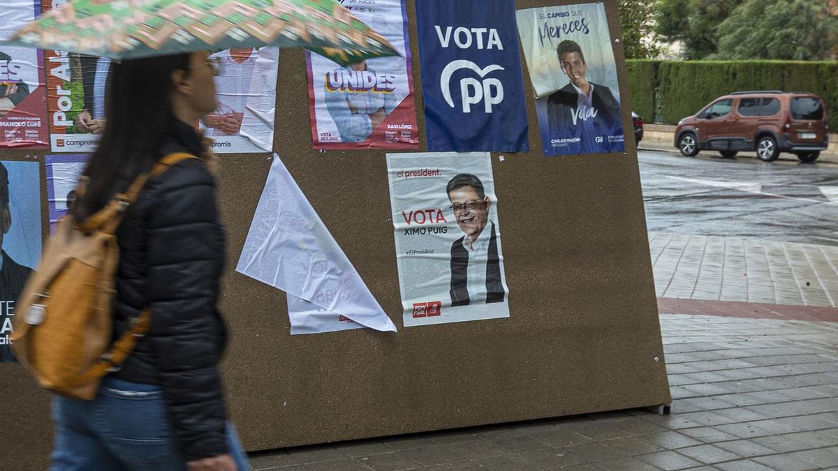 Carteles electorales en una calle de Alicante.