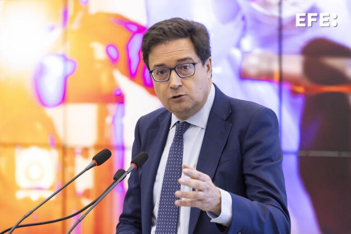 El ministro para la Transformación Digital y de la Función Pública, Óscar López, hace declaraciones a los medios tras la visita que ha realizado al Instituto de Astrofísica de Canarias y al IACTEC, este jueves en LaLaguna, Tenerife. EFE/Miguel Barreto