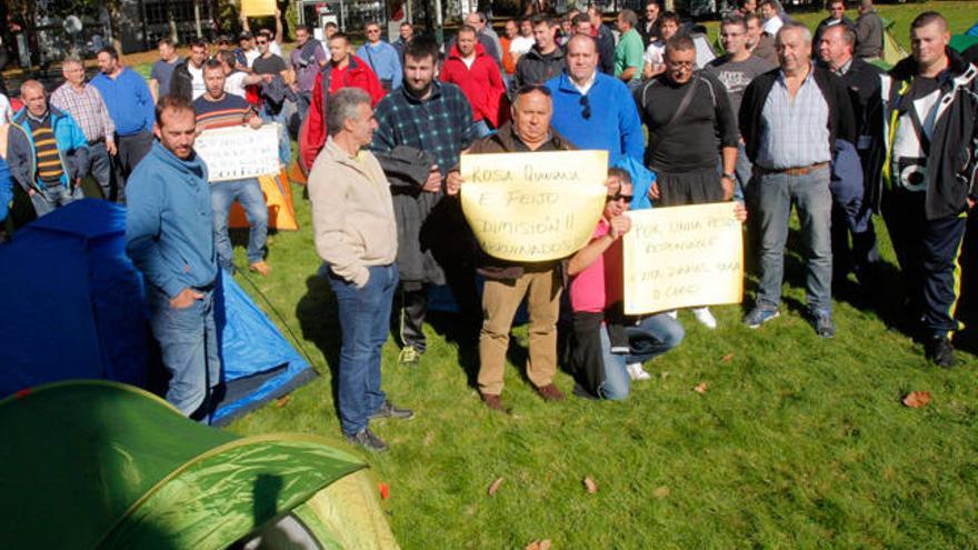 Armadores del cerco acampan en Santiago.//X. Álvarez