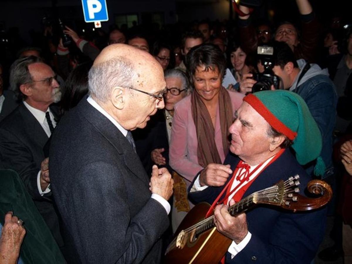 El escritor conversa con un amigo de infancia en Azinhaga (Portugal) en el día de su 84º cumpleaños.