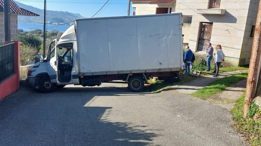 Un camión bloquea el vial de Paradela en Domaio