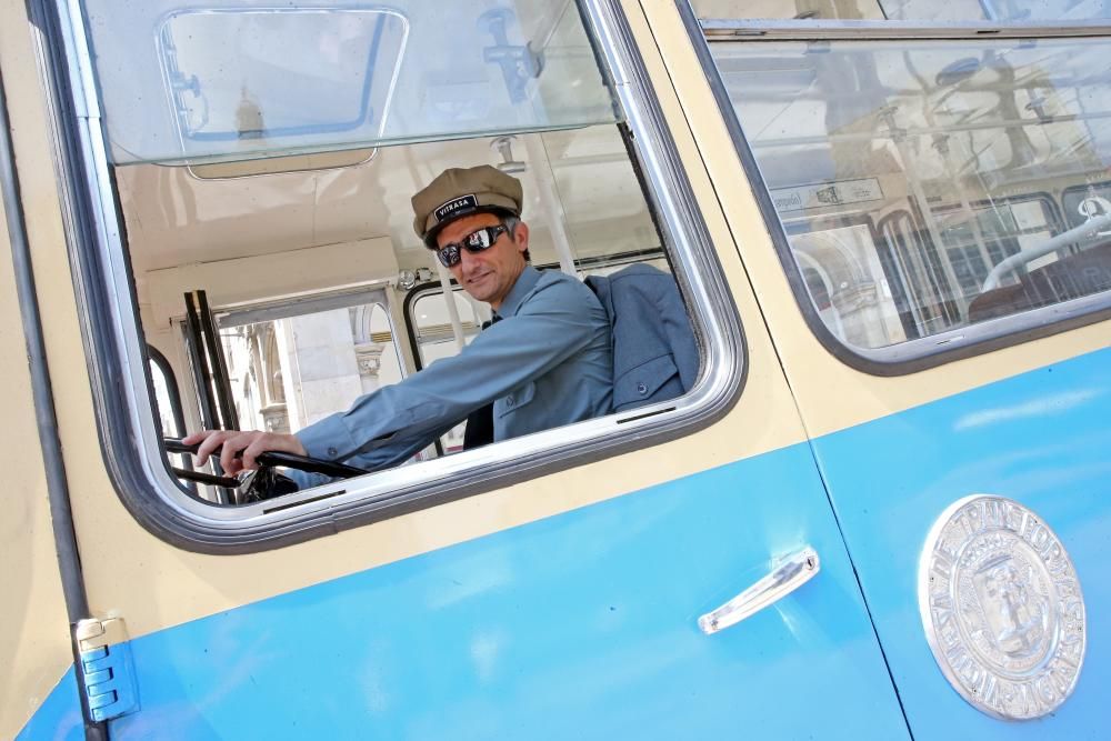 Vitrasa celebra su 50 aniversario con un recorrido por la ciudad en un autobús del año 1968 de color azul.