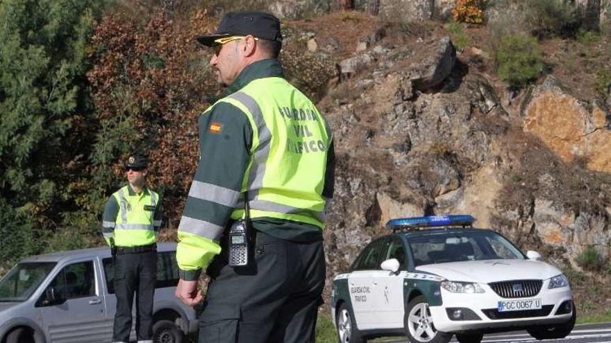 Una patrulla ourensana de la Guardia Civil de Tráfico. // Iñaki Osorio