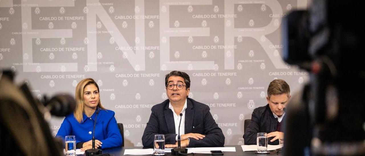 Laura Castro, Pedro Martín y David Pérez durante la presentación del balance económico de los rodajes en la Isla.