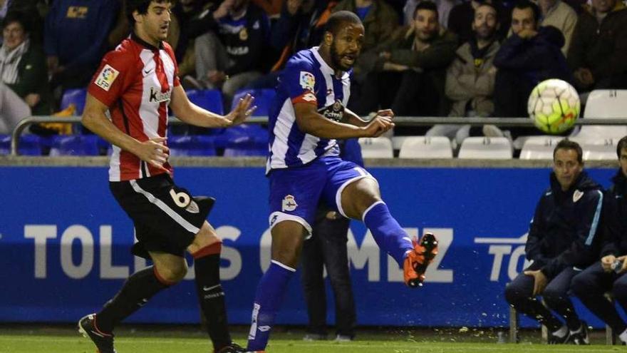 Sidnei golpea el balón ante la oposición de San José.