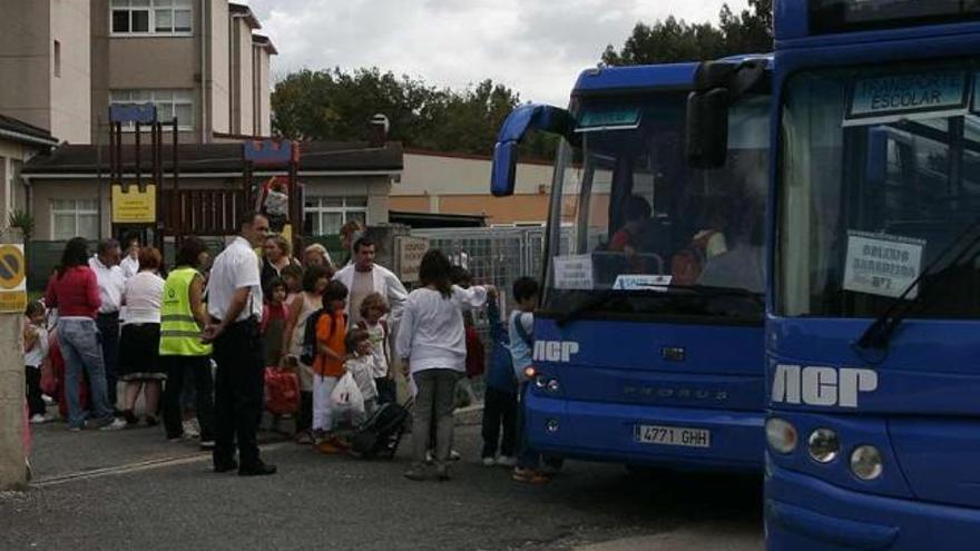 Niños de A Rabadeira subiendo a los autobuses de transporte escolar. / casteleiro