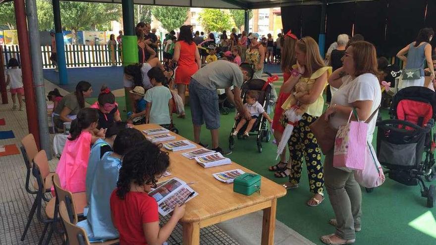 Los niños firmando ejemplares de su cómic en el colegio.