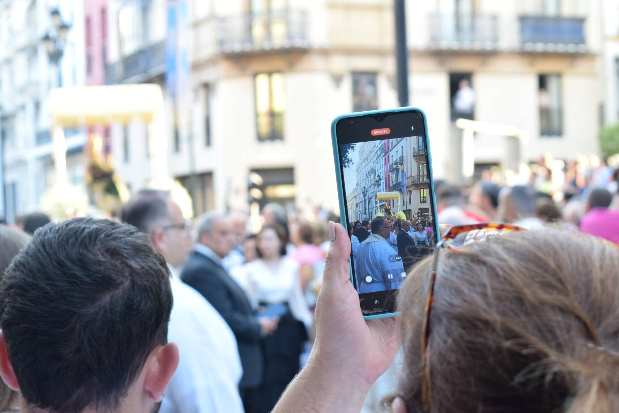 Procesión de la Virgen de los Reyes 2025. Los asistentes no dejan pasar la ocasión para mortalizar el momento con sus teléfonos móviles.