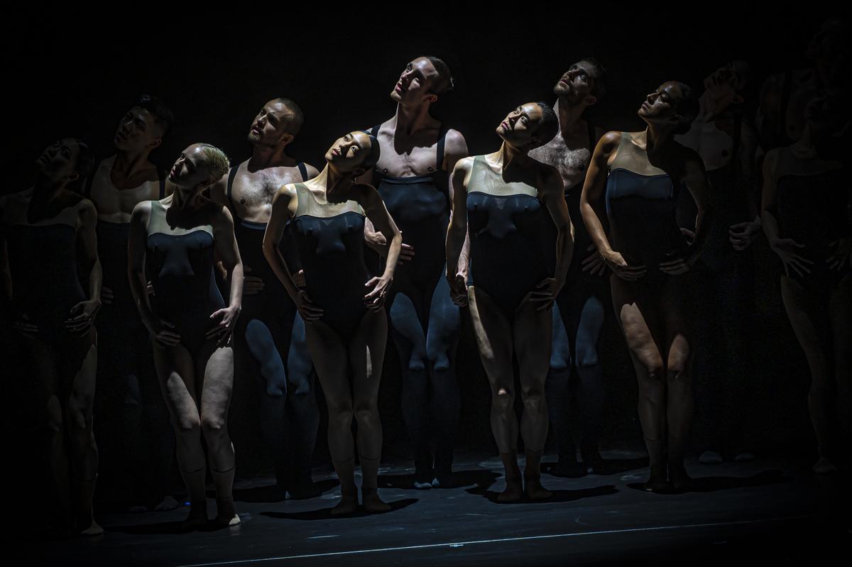 Bailarines de NDT en un momento de ’Bedroom Folk’, de Sharon Eyal y Gai Behar, en el Teatre Grec.