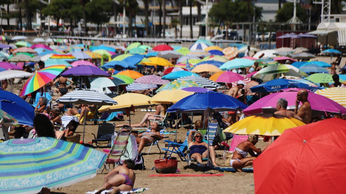 Una platja de Cambrils plena de para-sols.