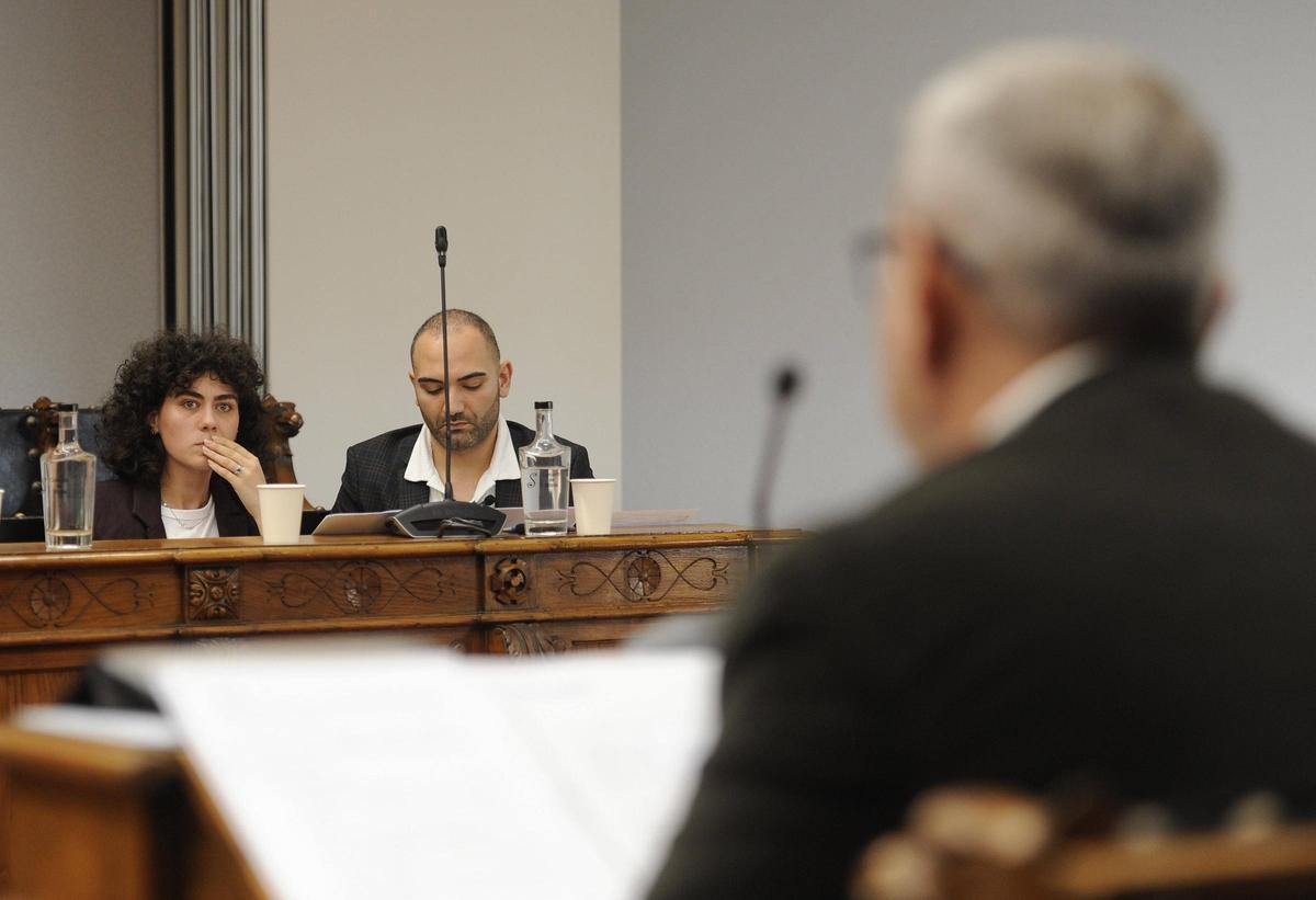 Erea Rey observa, junto a Xerardo Díaz, a Ignacio Maril durante su intervención en un pleno.