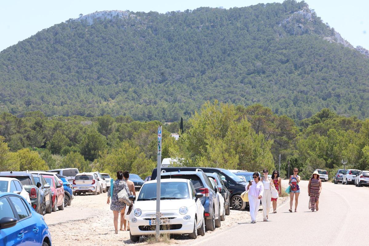 Crónica de un domingo en cala d'Hort con el aparcamiento cerrado.