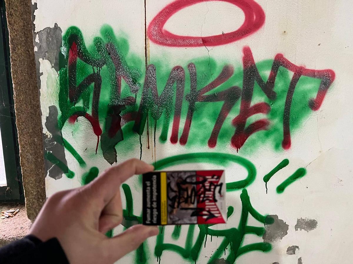 Una de las pintadas encontradas con una firma similar a la cajetilla de tabaco