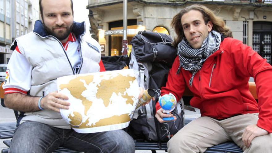 Adrián Alvarellos y Pablo Cons, en O Calvario, con parte del equipaje que llevarán en su vuelta al mundo.  // José Lores