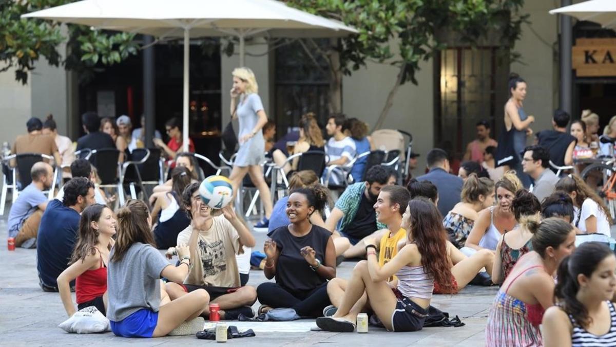 Jóvenes en la plaza del Sol este martes por la tarde.