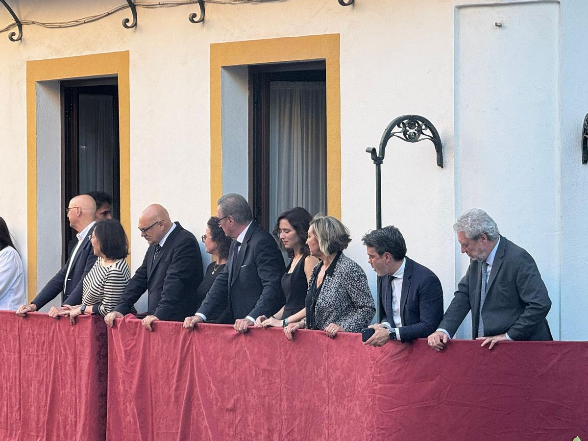 Isabel Díaz Ayuso y Miguel Ángel Rodríguez en un balcón de la esquina de Francos y Argote de Molina en el Jueves Santo sevillano.