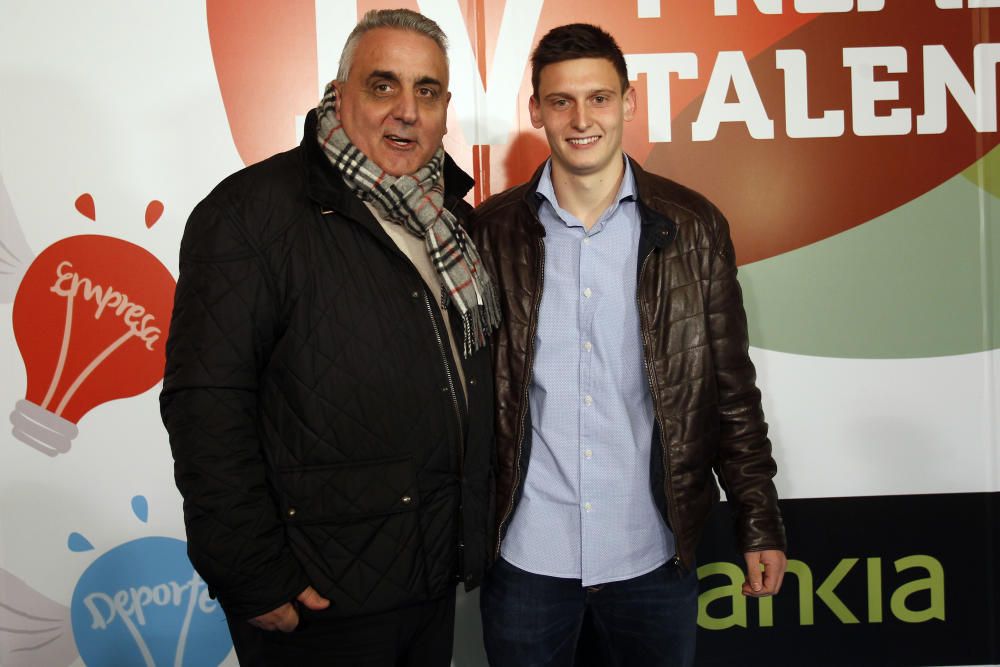 El ganador en la categoría de Deporte, Sacha Kruithof, junto al periodista colaborador de Levante-EMV, Alberto Soldado.