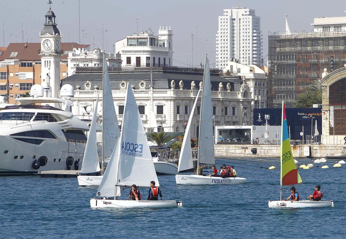 Una regata de Vela Latina.