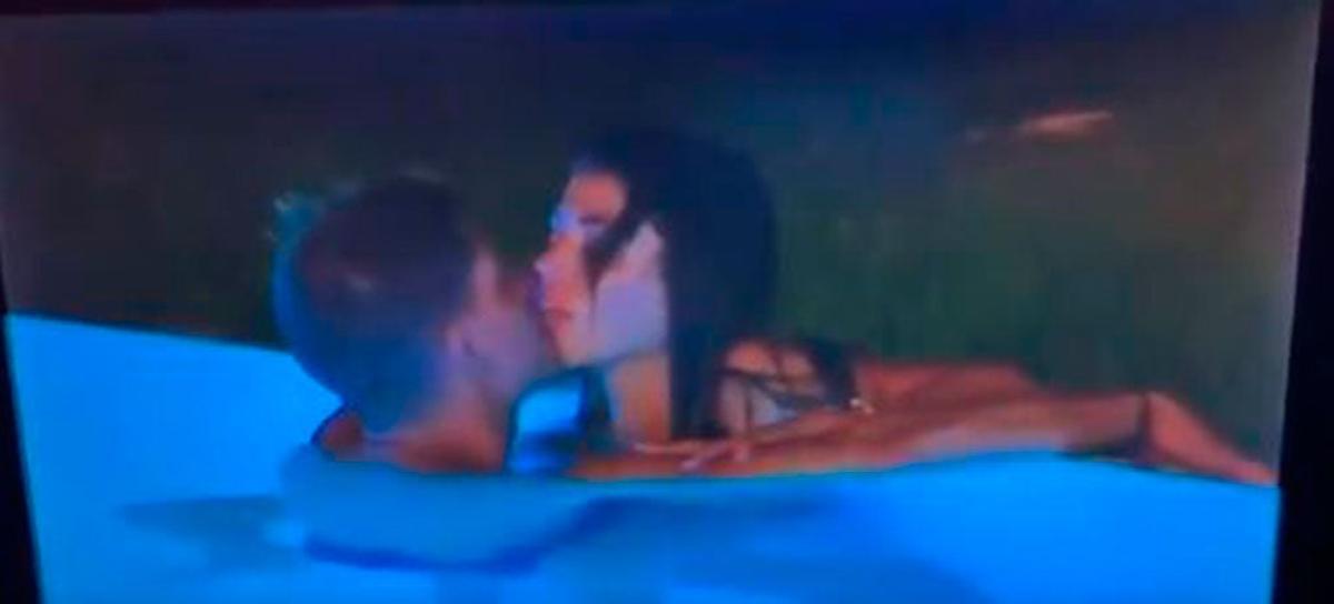 Imágenes íntimas de Lola y Carlos ('LIDLT3') en la piscina.