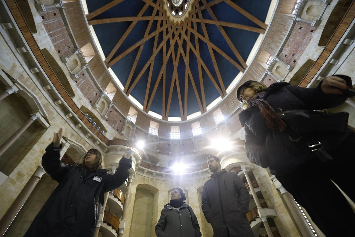 Visitantes bajo la cúpula de la iglesia de la Laboral.