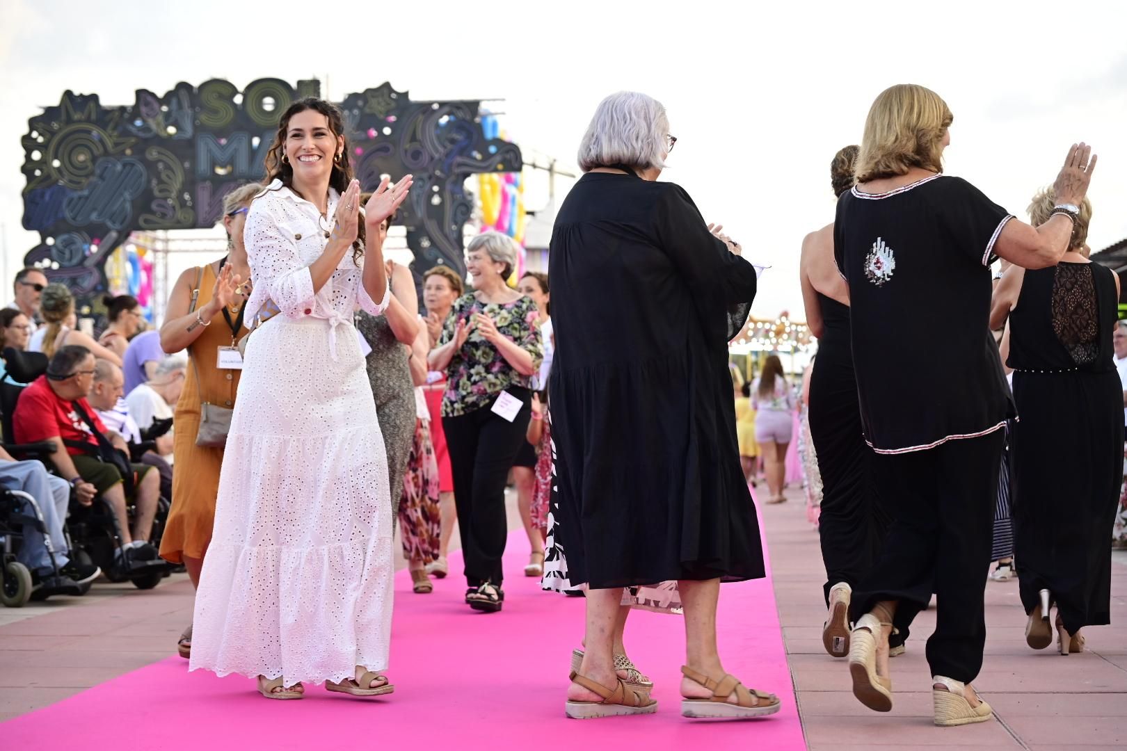 El Moll de Costa se viste de moda con el desfile solidario de Cáritas