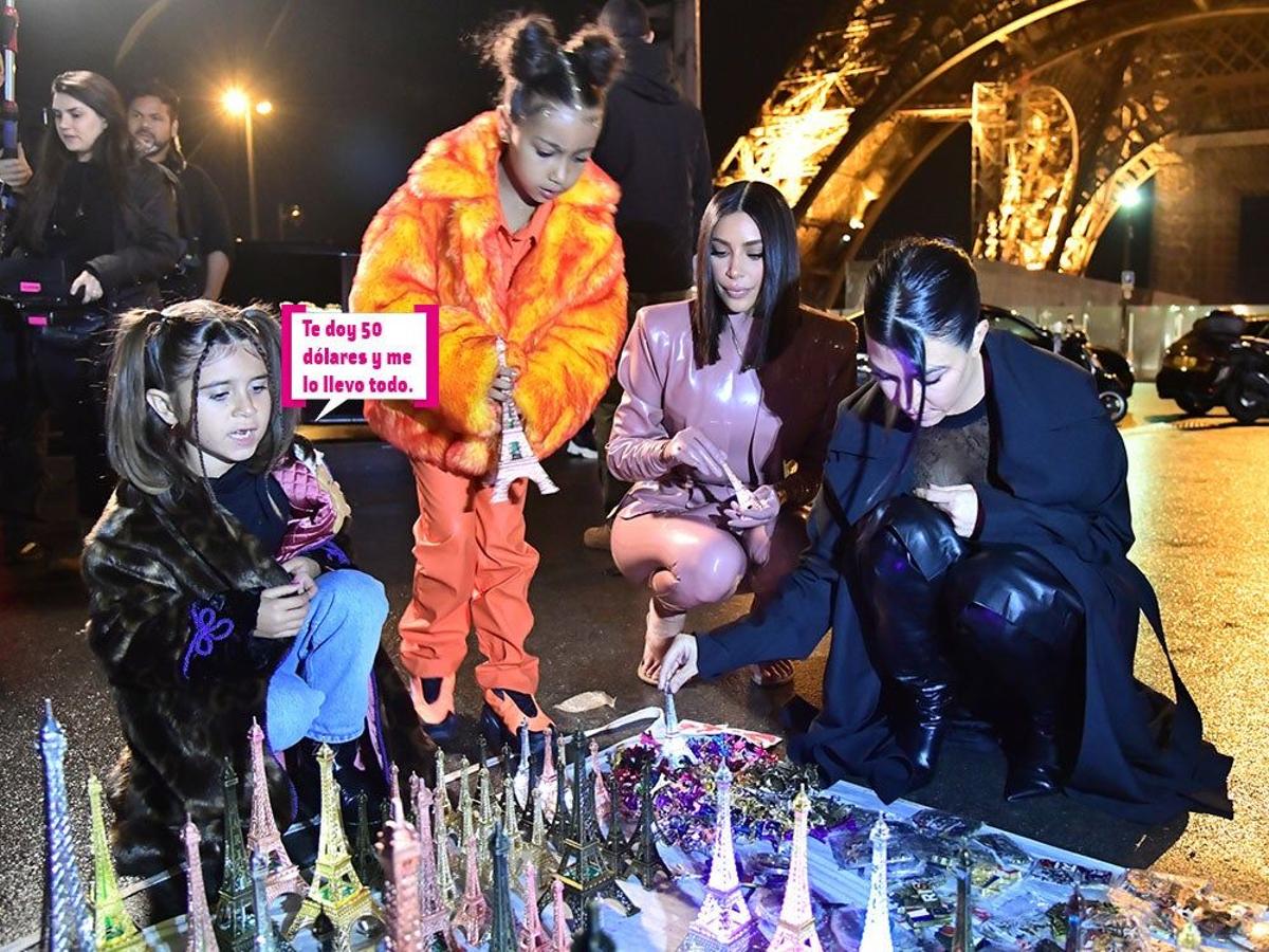 Kim y Kourtney Kardashian en las atracciones de la torre Eiffel de París con sus hijas