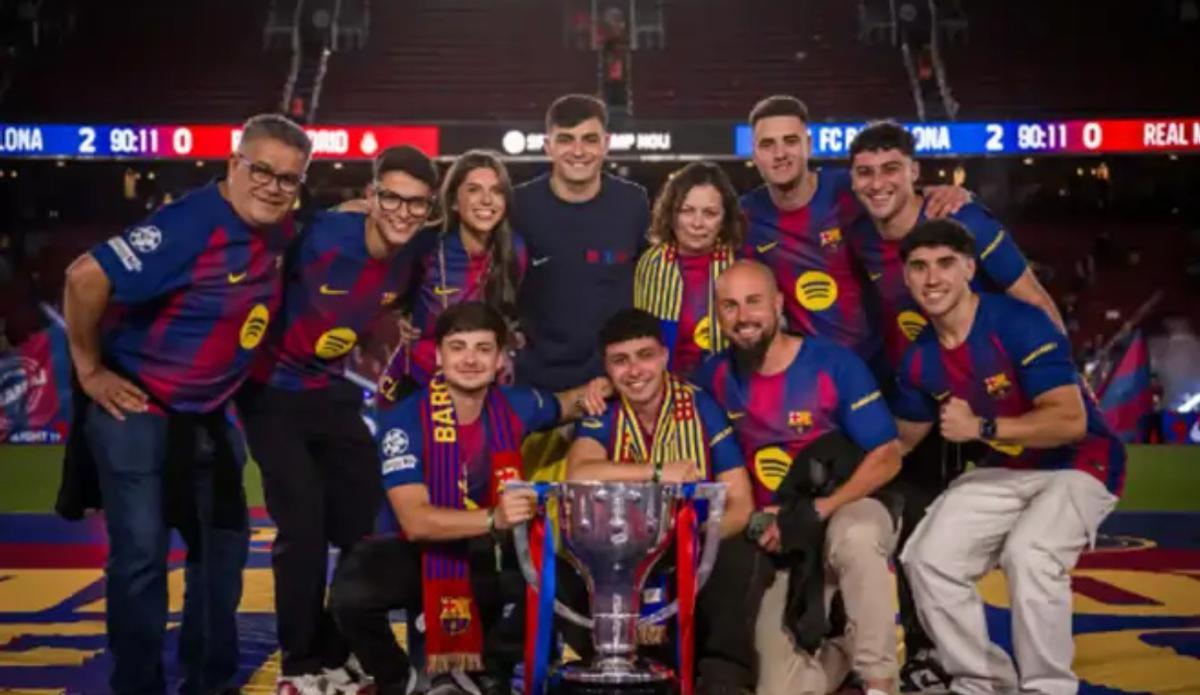 El futbolista canario compartió una fotografía junto a su familia y Alejandra Dorta tras proclamarse campeón de Liga con el Barça.