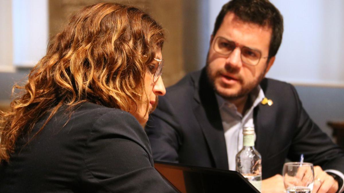 El presidente del Govern, Pere Aragonèsreunido con la consejera Laura Vilagrà.