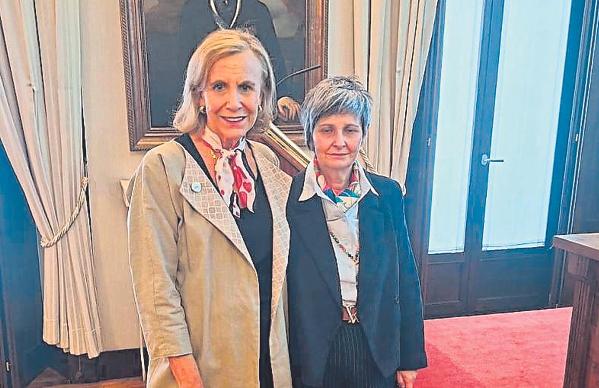 Carmen Alfonso García, a la derecha, junto a Marta Pérez Toral, antes de la conferencia.
