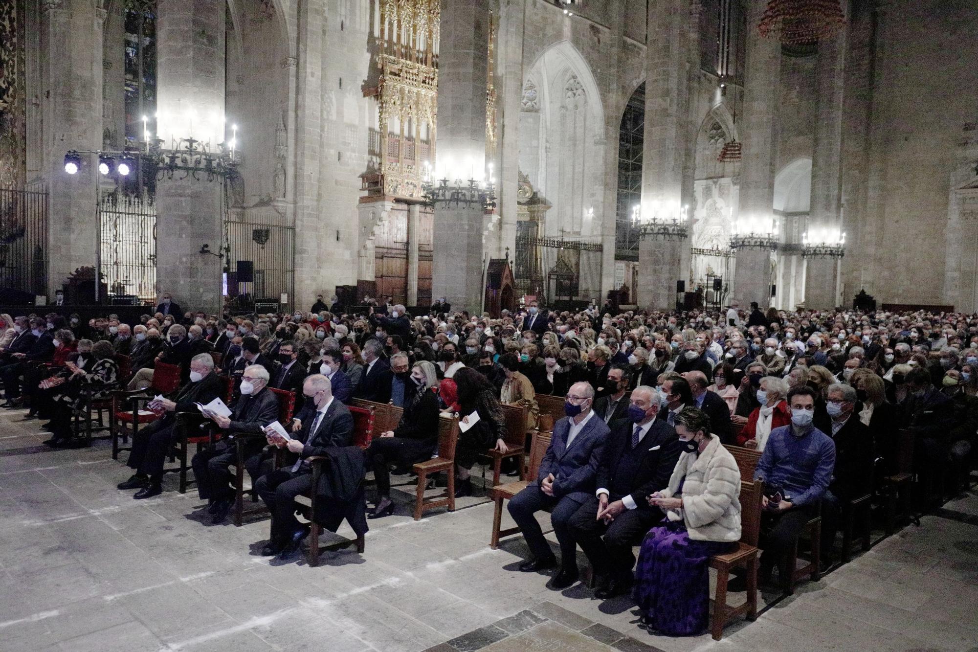 La reina Sofía asiste al concierto solidario de Projecte Home en la Catedral